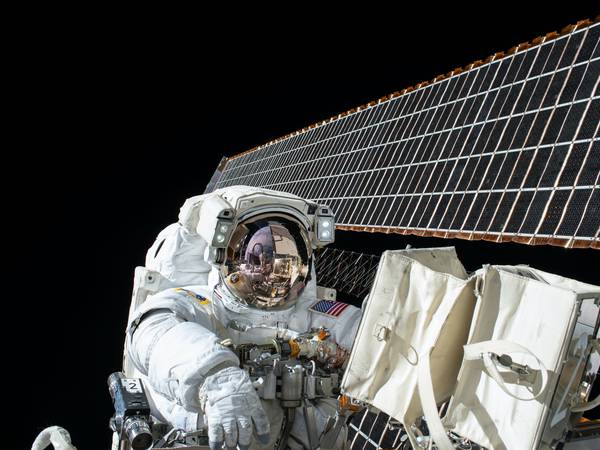 El espacio apesta según los astronautas de la NASA: ¿Cómo es posible que capten el olor sin no se pueden quitar el casco en una caminata?