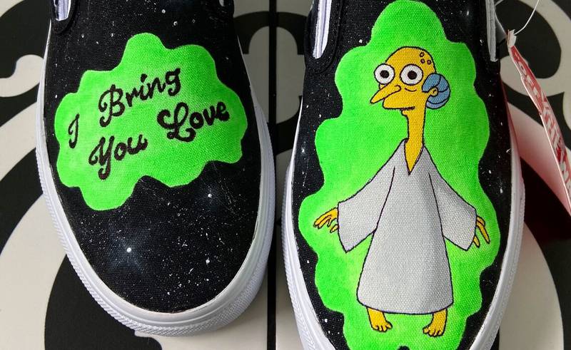 Fanática crea zapatillas de Vans con temas de Los Simpson, son ... البانيا علم