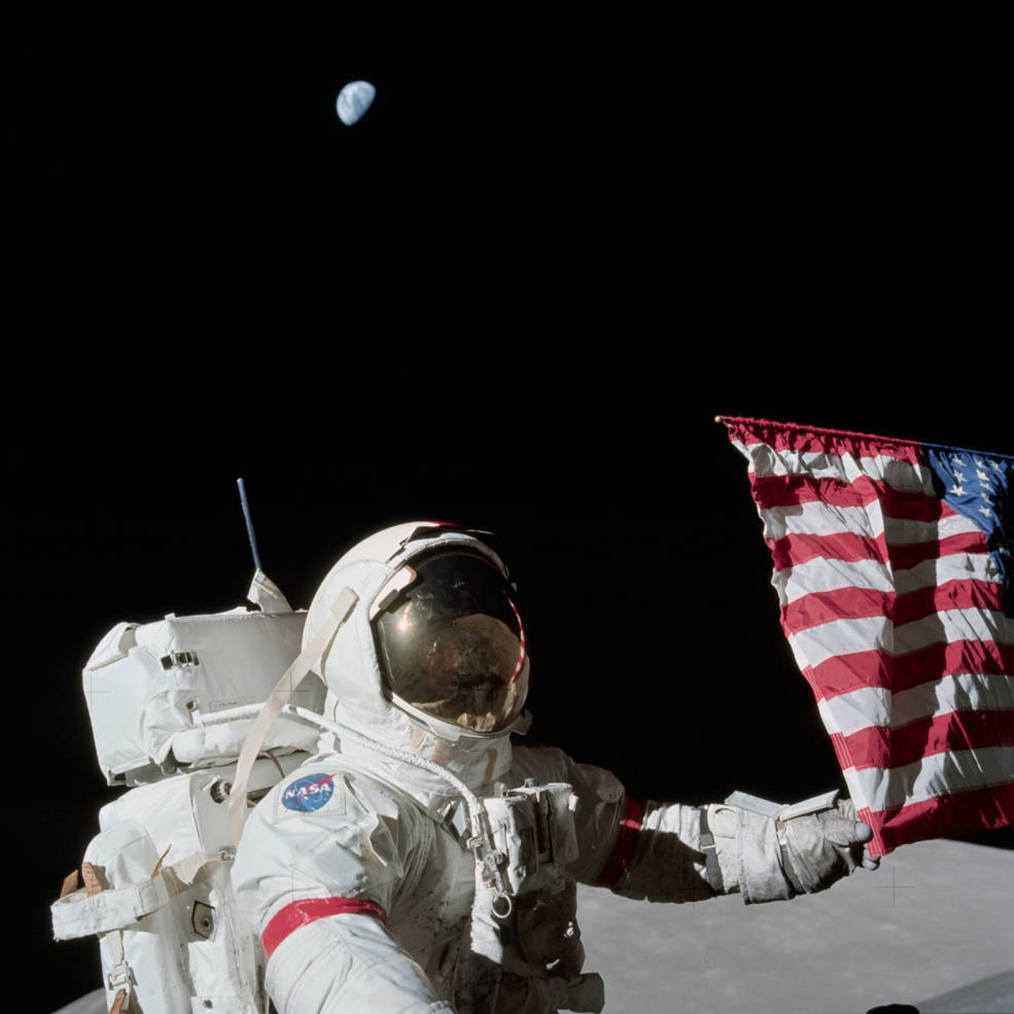 Gene Cernan con la última bandera de Estados Unidos en la Luna