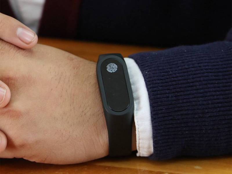Alumnos del IPN crean pulseras para monitorear la salud de adultos mayores
