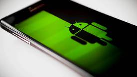 Investigadores señalan que el modo oscuro de Android no ahorra tanta batería como se pensaba