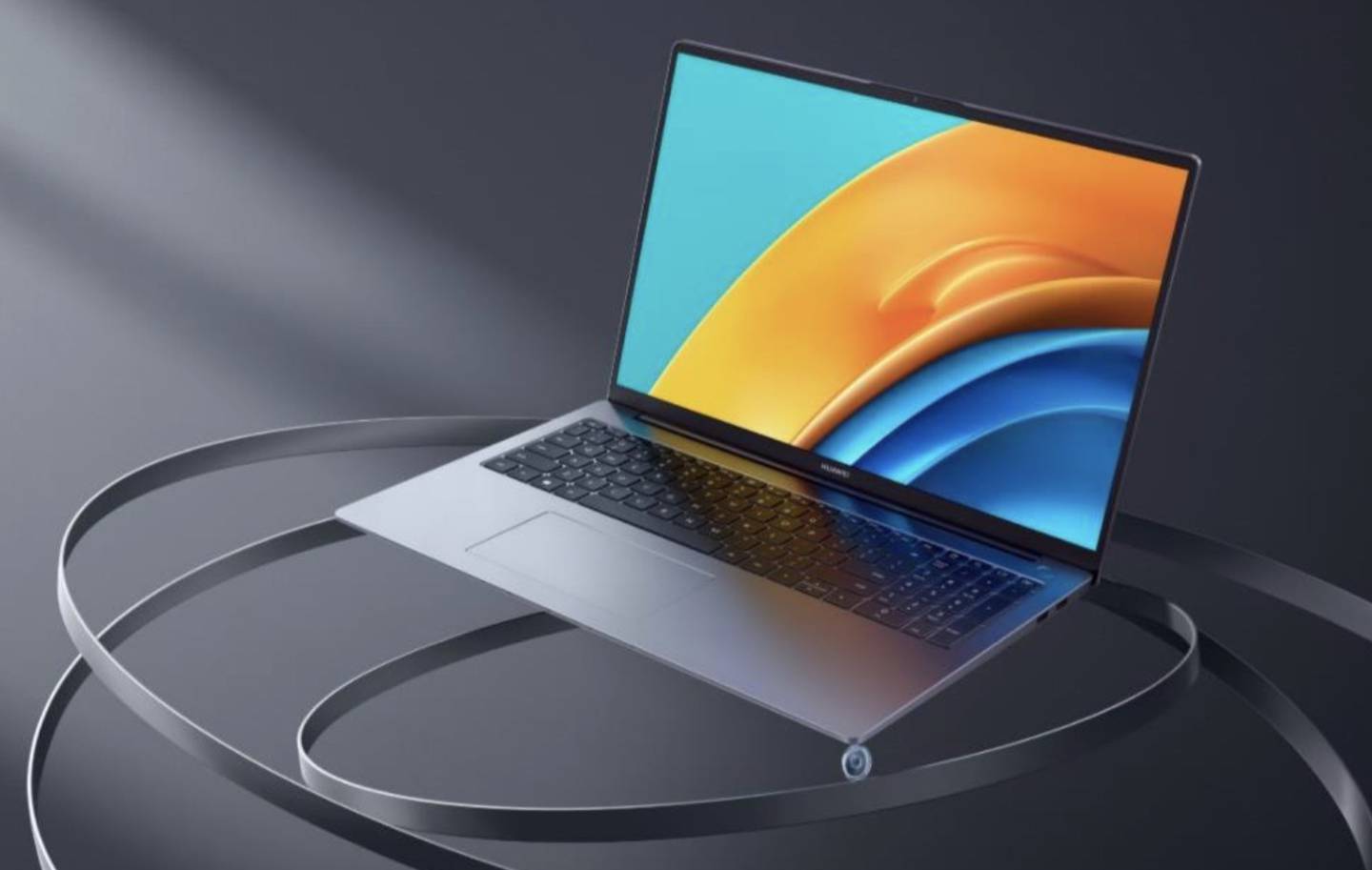 MateBook 16 es una portátil ligera, con alto rendimiento y buen diseño. Para aquellos profesionales que buscan conectividad, velocidad y eficiencia en un equipo, ideal para el trabajo híbrido y para  llevar a un siguiente nivel tus reuniones virtuales.