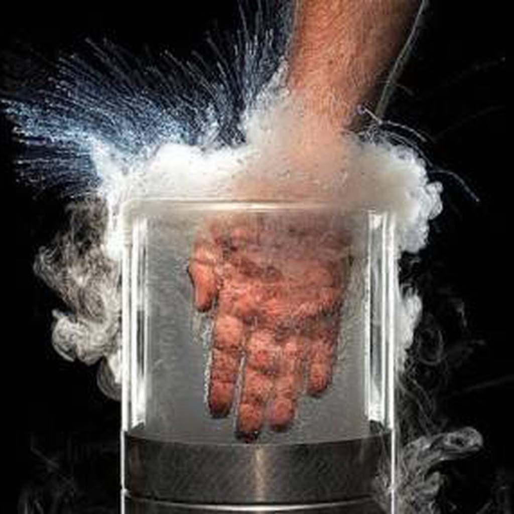 Video: Es posible meter la mano en nitrógeno líquido y no quedar manco –  FayerWayer