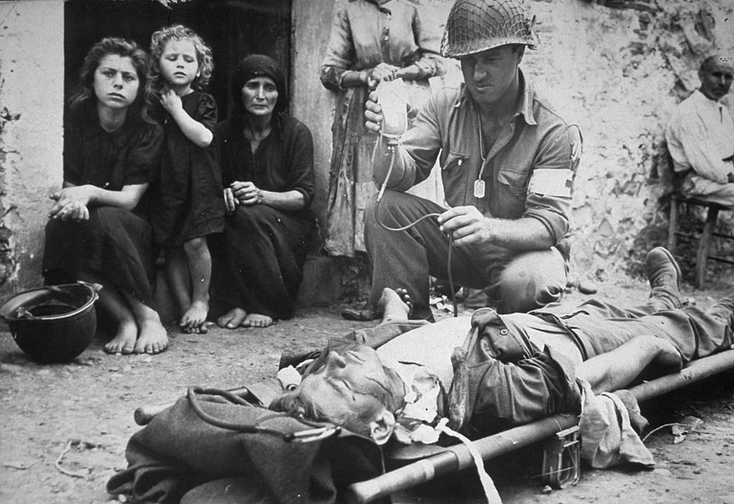 Un médico norteamericano trata a un soldado en Italia