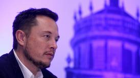 Califican a Elon Musk de “transfóbico” por promocionar en Twitter un documental “antitrans”