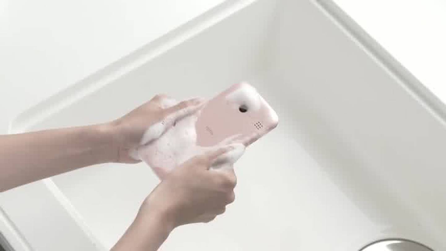 smartphone que se lava con agua y jabón