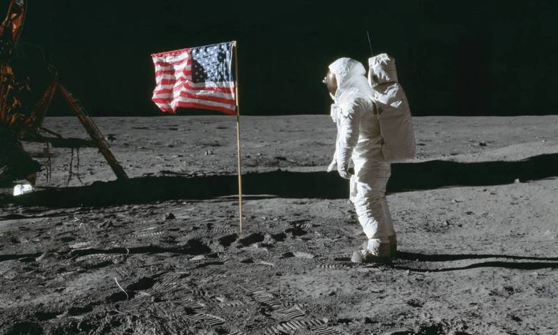 Buzz Aldrin saludando a la bandera. Foto tomada por Neil Armstrong