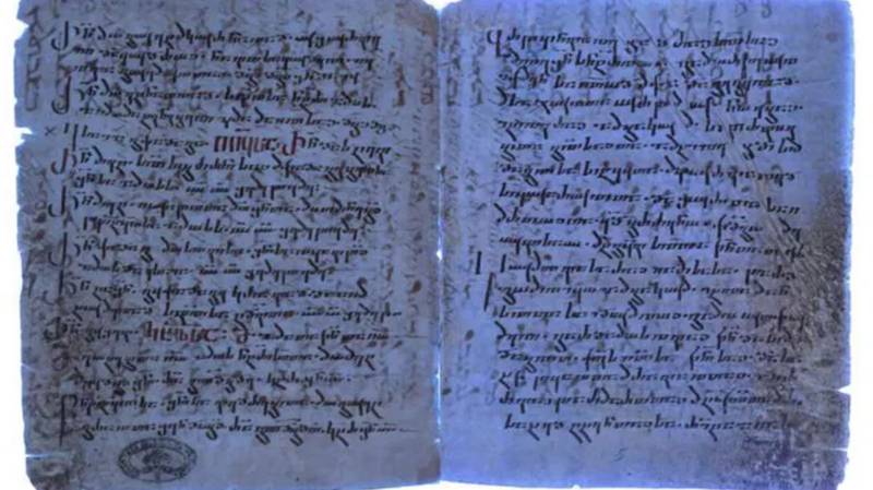 El fragmento de la traducción siríaca del Nuevo Testamento bajo luz ultravioleta. | Imagen: Biblioteca del Vaticano