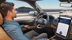 Ford lanza su tecnología para conducir con la vista, sin necesidad del volante: así es BlueCruise