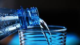 ¿Realmente es necesario tomar dos litros de agua al día?