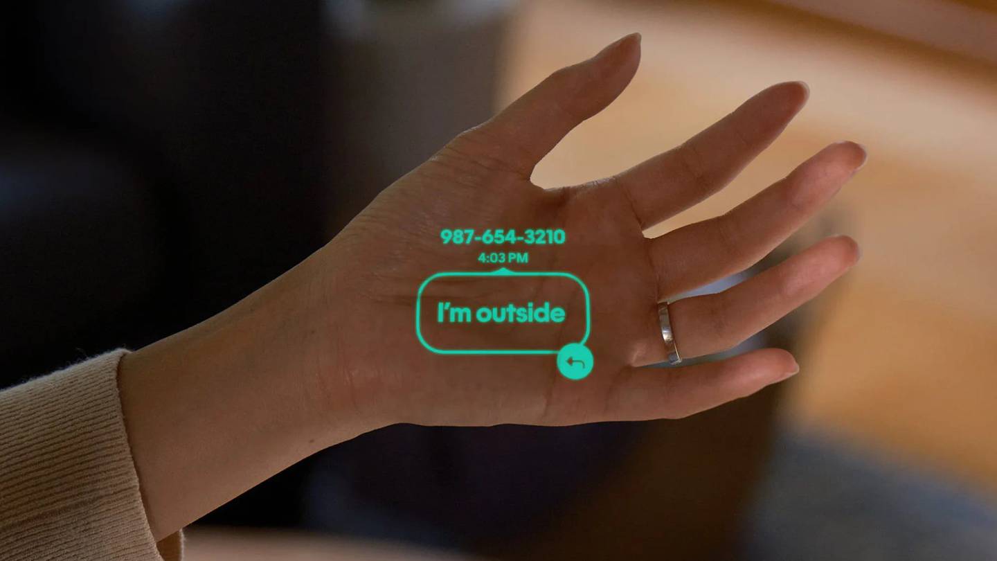 El smartphone podría convertirse en cosa del pasado con Humane Ai Pin, un dispositivo que proyecta interfaces sin una pantalla. Sam Altman habla sobre esto
