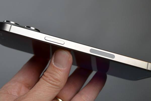 Los iPhone 15 Pro y 15 Pro Max pueden cambiar temporalmente de color sin funda, admite Apple