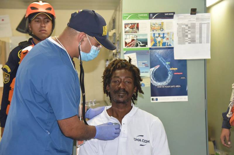Hombre dominicano logró sobrevivir en el mar | Foto: Armada de Colombia