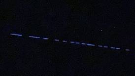 Luces extrañas en el cielo muestran el acceso paranormal donde supuesto OVNI gigante ‘aterrizó’