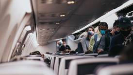 COVID-19: negarse a usar una mascarilla en un avión podría costar hasta $3.000 en multas