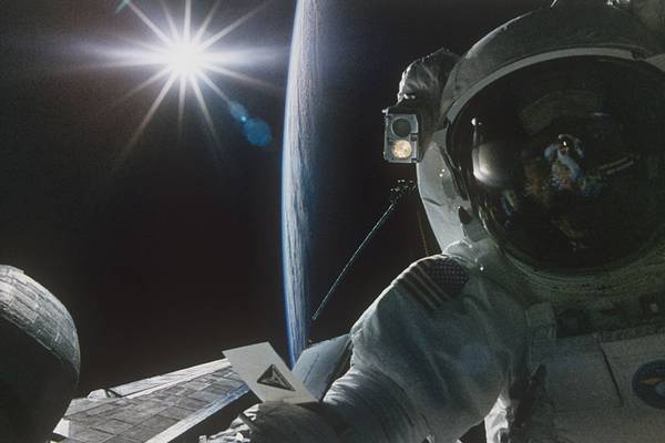 ¿Congelarte o explotar?: Qué le pasaría al cuerpo de un astronauta si se quitara su traje en el espacio