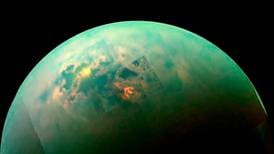 Es idéntica a la Tierra: Telescopio Webb capta una imagen de Titán en la que luce como un planeta con vida