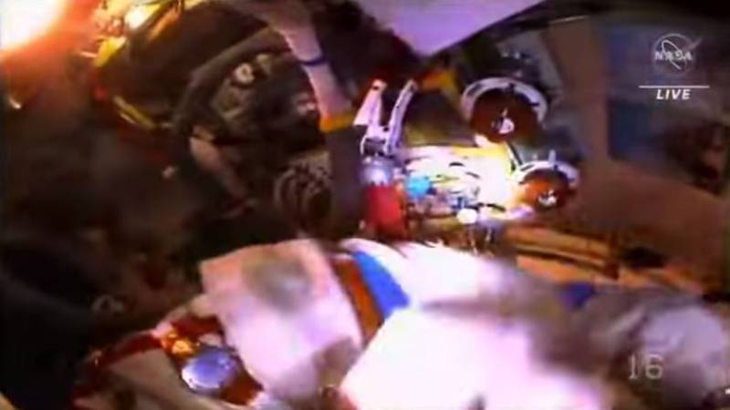 En esta captura de video se observa cuando el comandante Artemyev intenta conectar su traje a la Estación Espacial Internacional, para recargarlo.