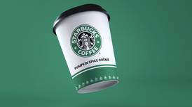 Starbucks patenta una máquina de café que hace bebidas coloridas para combinar con la ropa de los clientes