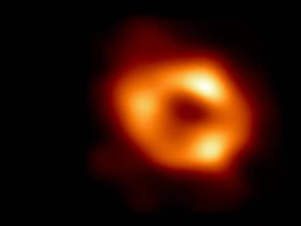 Científicos detectan una extraña fuerza electromagnética girando en forma espiral en el agujero negro de la Vía Láctea