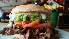 Oda al churrasco: la historia detrás de este sandwish chileno que hoy está “en su día” y que arrasa Internet