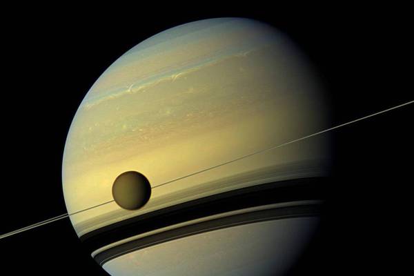 NASA: Telescopio Espacial James Webb logra inédita imagen de la atmósfera de Titán, la luna más grande de Saturno