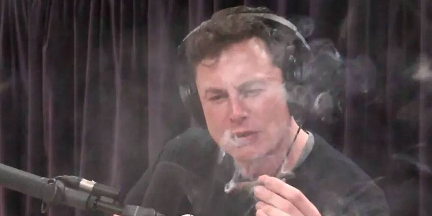 Elon Musk fuma hierba y revela que diseñó un avión eléctrico.