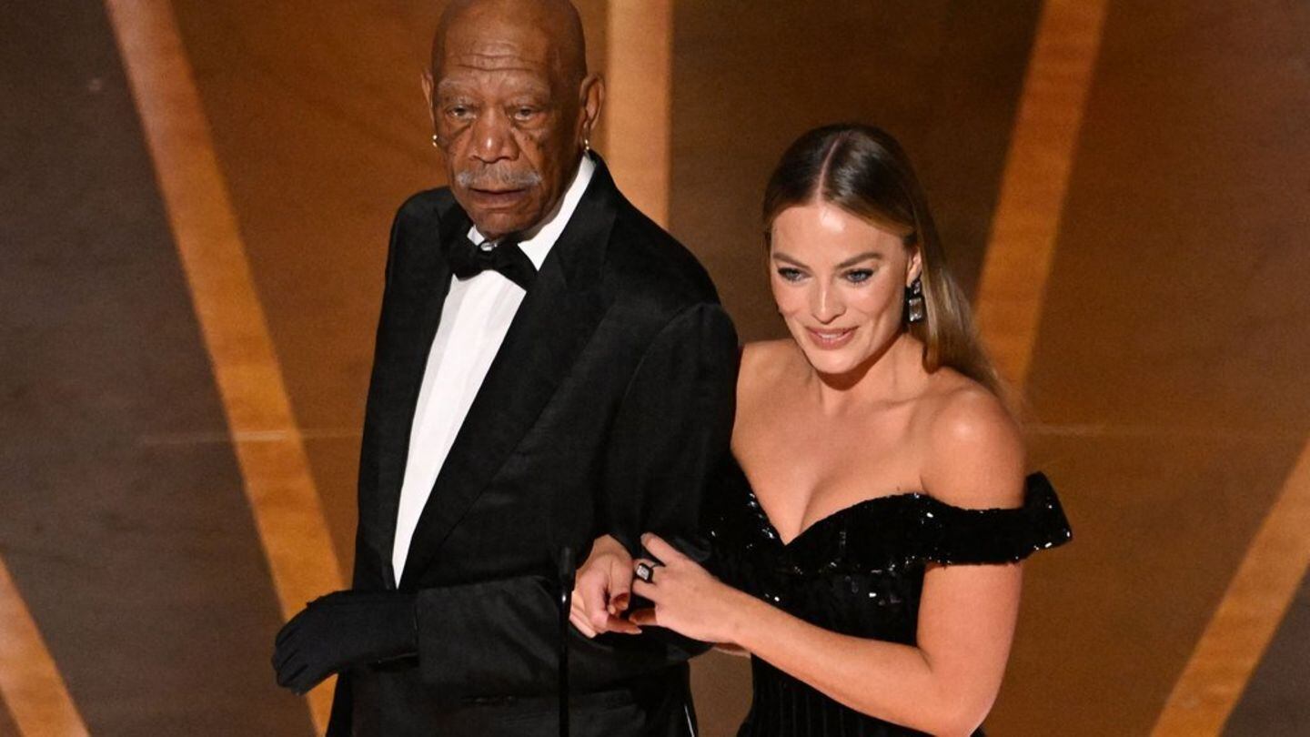 The reason why Morgan Freeman used a glove on his left hand during his participation in the Oscars