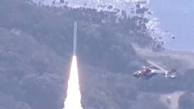 El impactante momento en el que un cohete de la empresa espacial Space One explota cerca de un helicóptero