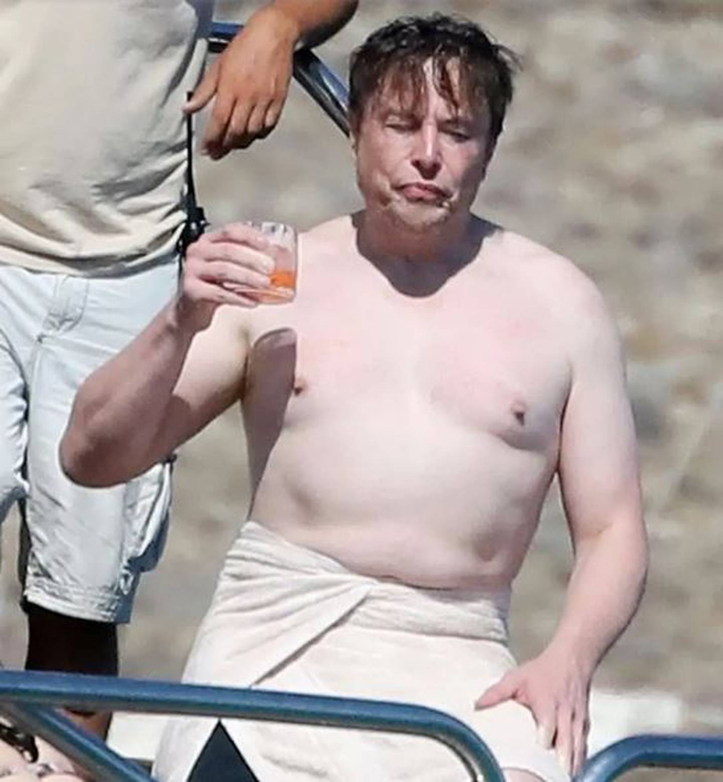 Imagen sin camiseta del multimillonario sudafricano Elon Musk, jefe de Tesla y SpaceX, durante sus vacaciones en la isla griega de Mykonos.