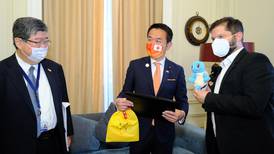 Squirtle y una pokebola: ministro japonés le regala peluches de Pokémon al presidente electo de Chile, Gabriel Boric