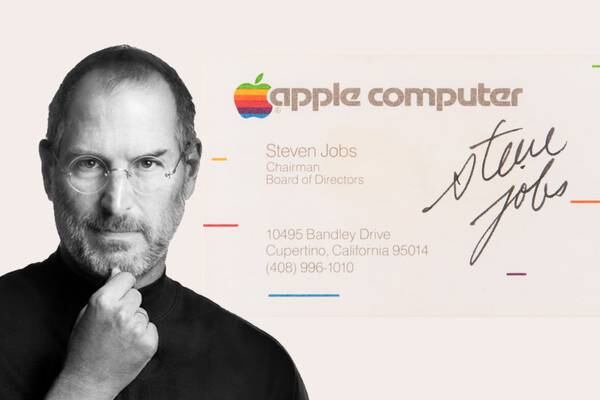 Steve Jobs assinou um ingresso de cinema e um cartão de visita que agora estão sendo leiloados