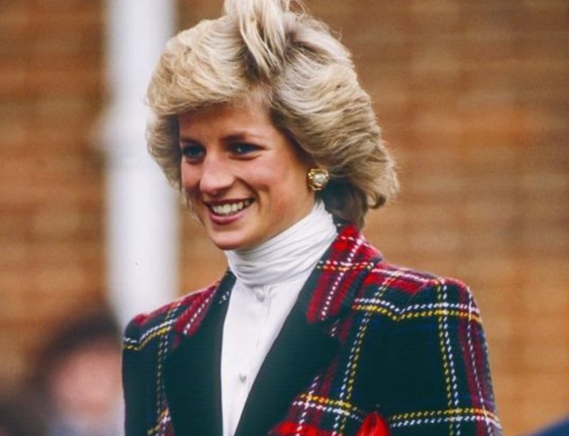 No final de agosto de 1997, Diana já havia se divorciado do príncipe Charles e estava namorando o filho do dono da loja de departamento Harrods.