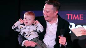 De tal palo, tal astilla: el pequeño hijo de Elon Musk ya identifica cohetes, según Grimes