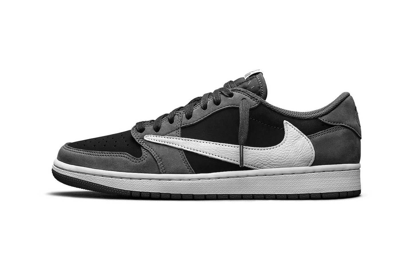 Las zapatillas Travis Scott x Air Jordan 1 Low OG Black Phantom marcan un nuevo modelo tras el retorno del vínculo entre el rapero y Nike, luego de los trágicos hechos de Astroworld.