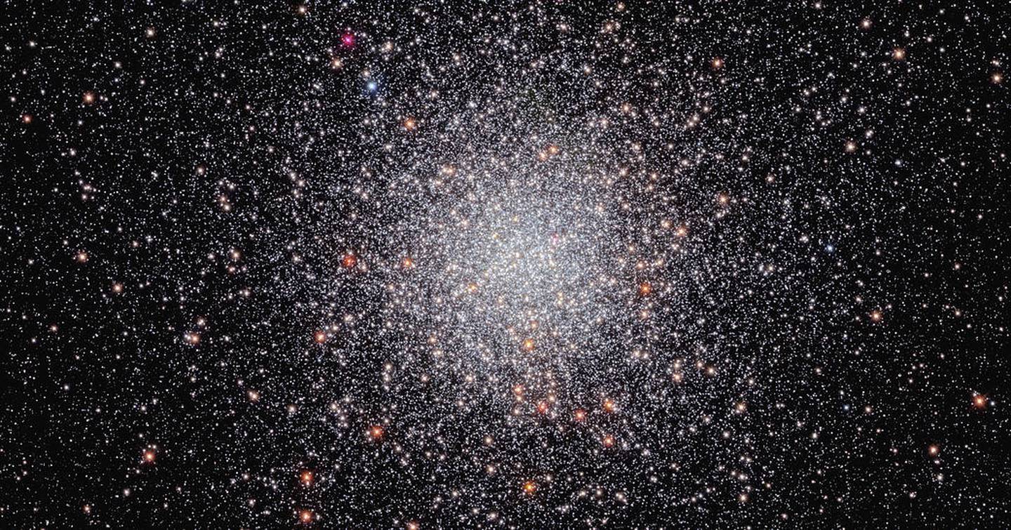 El telescopio Hubble de la NASA ha capturado un fenómeno peculiar: un majestuoso enjambre de estrellas que ahora puedes ver en todo su esplendor aquí.
