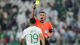 Los fanáticos influyen en las tarjetas que muestran los árbitros, dice estudio