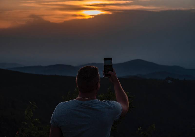 Tomar selfies desde lugares altos puede ocasionar a las personas a caídas dolorosas y hasta fatales.