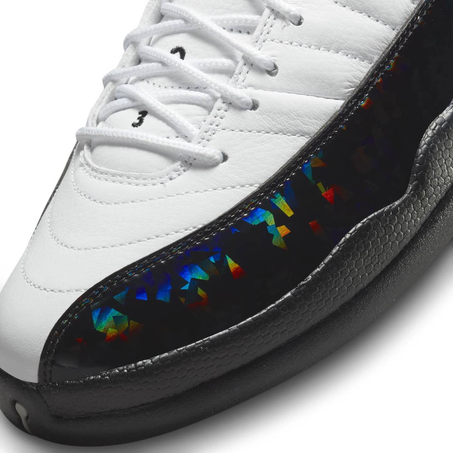 Las zapatillas Air Jordan 12 Low 25 years in China estarán disponibles a partir del 4 de agosto en la tienda en línea Nike SNKRS, por 200 dólares. Servirán para festejar los 25 años de la Jordan Brand en China.