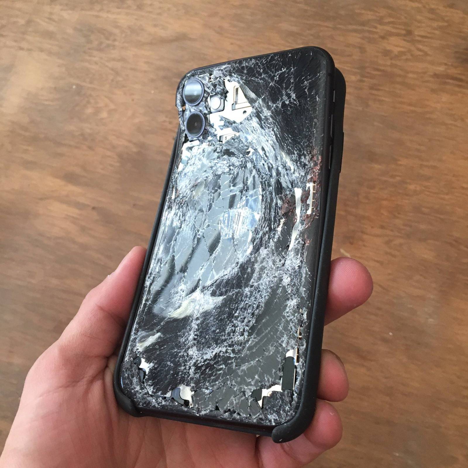 iPhone 11 recibe impacto de una bomba lacrimógena en Chile #ChileDesperto
