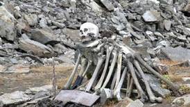 Hay un lago congelado en el Himalaya que escupe esqueletos: conoce el misterio de Roopkund