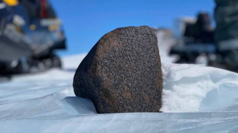 Un grupo de investigadores ha dado en la Antártida con la roca espacial más grande descubierta en los últimos 100 años. Es un meteorito de 7,6 kilogramos.
