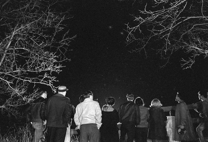 Un grupo de personas observa el cielo nocturno, tras el presunto avistamiento de un OVNI