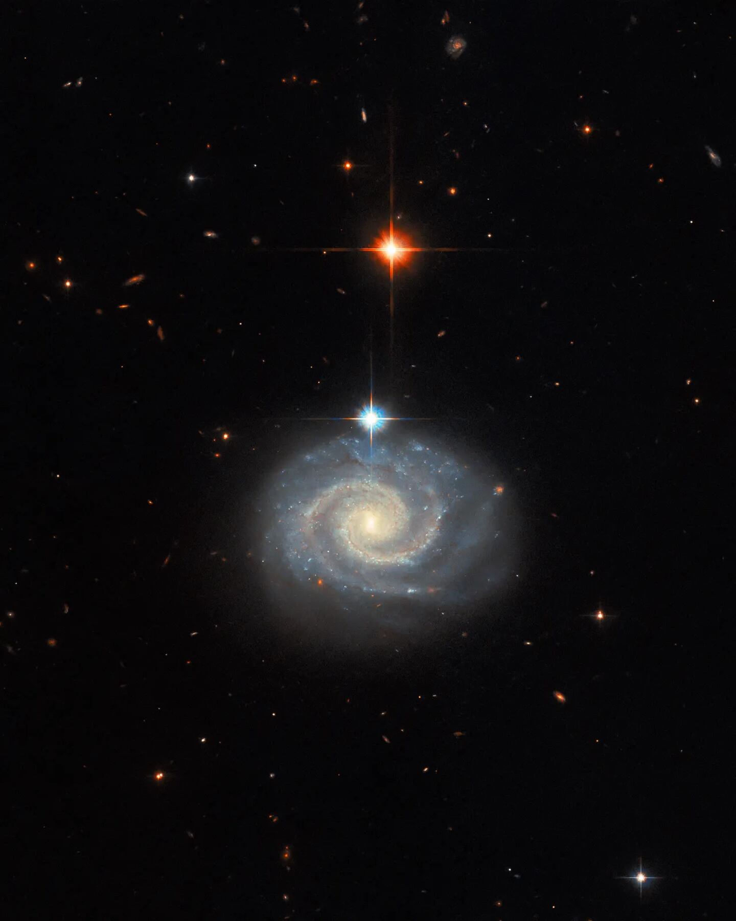 Luces prohibidas de una galaxia capturadas por el telescopio Hubble.