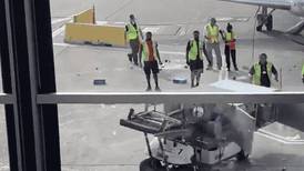 Increíble: un carro de catering se sale de control en una pista de aterrizaje