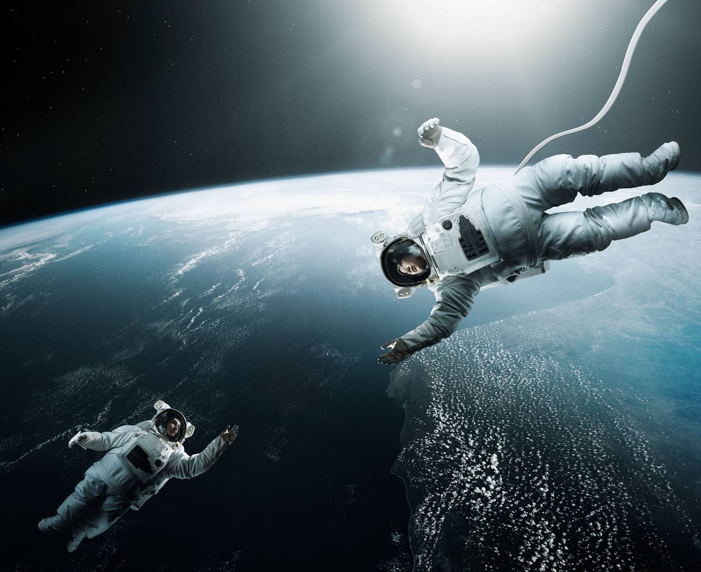Imagen genérica de dos astronautas en el espacio, con la Tierra de fondo.