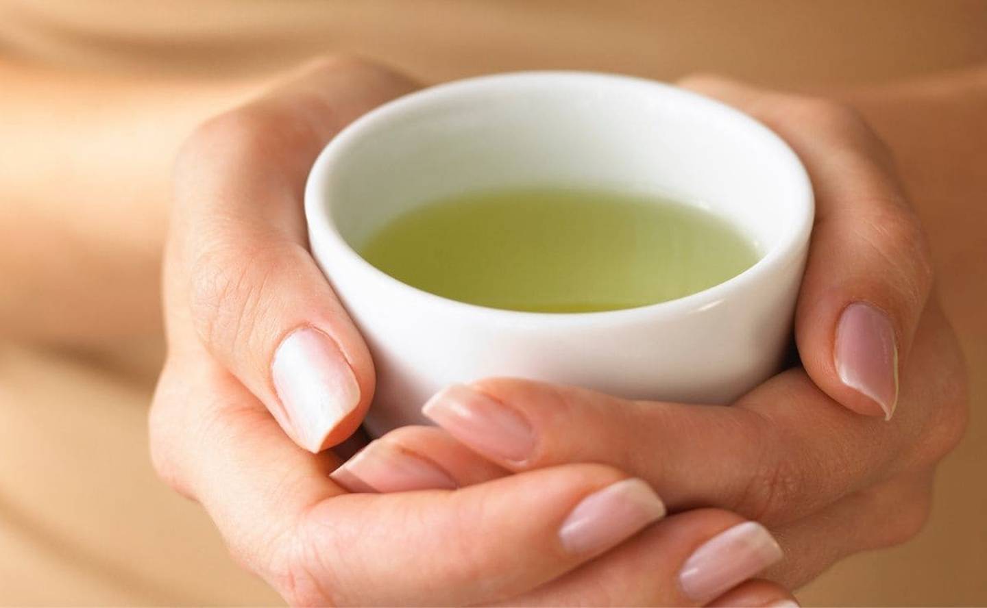 Para ter todos os benefícios do chá verde, você deve beber entre duas a quatro xícaras por dia.