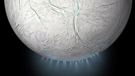 NASA: El Telescopio James Webb captó un enorme géiser en una luna de Saturno
