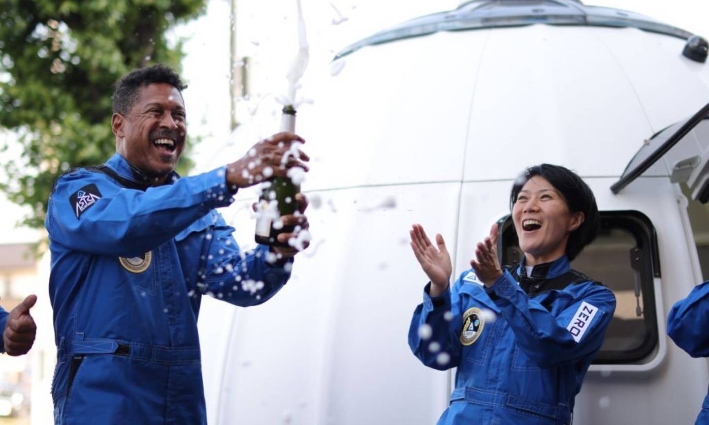 Astronauta con una bebida alcohólica