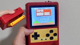 Un genio de los videojuegos transformó esta Famicom en un dispositivo portátil que parece un Walkman